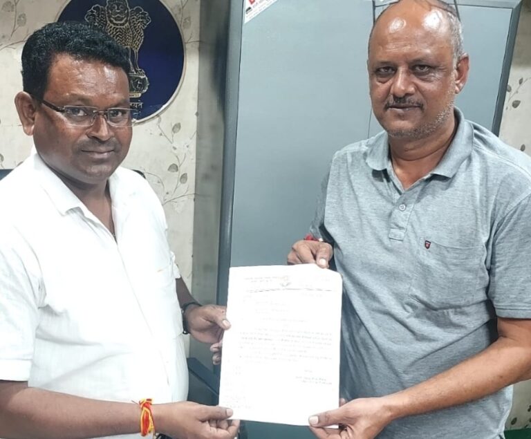 वार्ड क्र. 8 की चौपाटी पर जलभराव और मूलभूत सुविधाओं का अभाव, पार्षद प्रतिनिधि ने सौंपा ज्ञापन