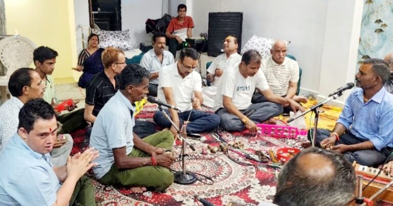 कृष्ण मूर्ति तिवारी सेवानिवृत शिक्षक के निवास पर कीर्तन किया गया