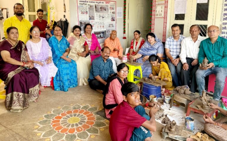 दिव्यांग बच्चों के साथ मिलकर बनाई भगवान गणेश की प्रतिमा