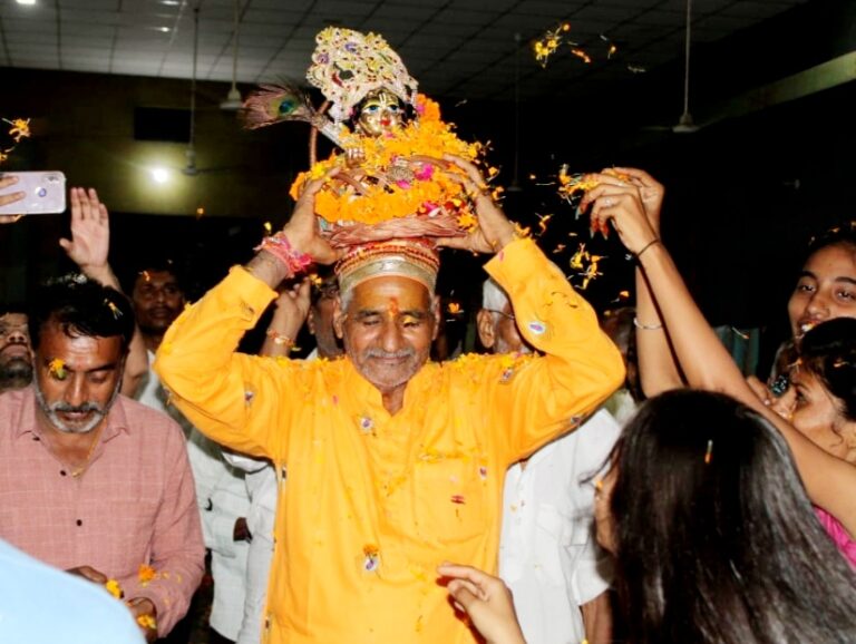श्री धाम वृदांवन में कथा में मनाया जन्मोत्सव, नंद के घर आनंद भयो जय हो नंदलाल की