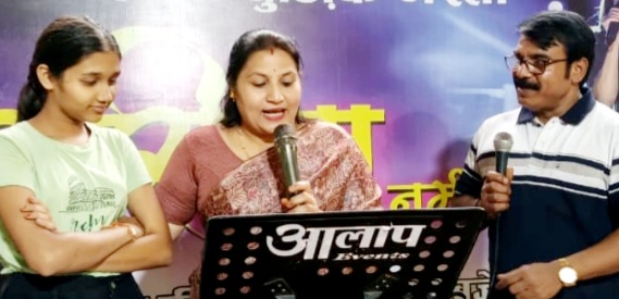 सुरीला नर्मदापुरम कार्यक्रम में मातृशक्तियों ने गए गीत सुनाई कविताएं, नर्मदापुर युवा मंडल ने मातृशक्तियों का पुष्पवर्षा कर किया सम्मान