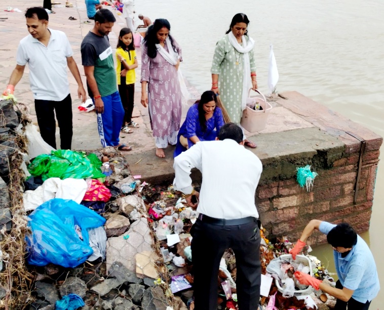 अखिल भारतीय कायस्थ मातृशक्ति ने बारिश में भी चलाया स्वच्छता अभियान, कहा डस्टबिन में डालें कचरा, लोगों से कहा मां नर्मदा को स्वच्छ बनाने में दें योगदान