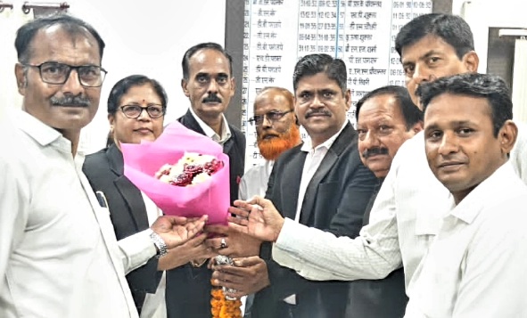 प्रधान जिला एवं सेशन न्यायाधीश श्रीमती तृप्ति शर्मा से जिला अधिवक्ता संघ के पदाधिकारियों ने सौजन्य भेंट की