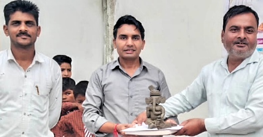 माटी गणेश सिद्ध गणेश अभियान के तहत मिट्टी के गणेश जी बनाने का प्रशिक्षण दिया