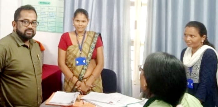 मुख्य कार्यपालन अधिकारी जिला पंचायत द्वारा महिला शक्ति संकुल स्तरीय संघ द्वारा संचालित लोक अधिकार केंद्र का निरीक्षण किया गया