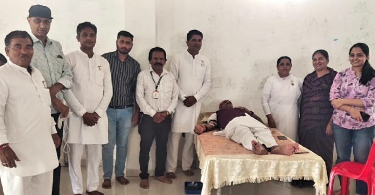 सपरिवार रक्तदान कर दिया विश्व बंधुत्व का संदेश भाजपा नेता संतोष पारीक ने पीड़ित मानवता की सेवा में पेश की नई मिसाल