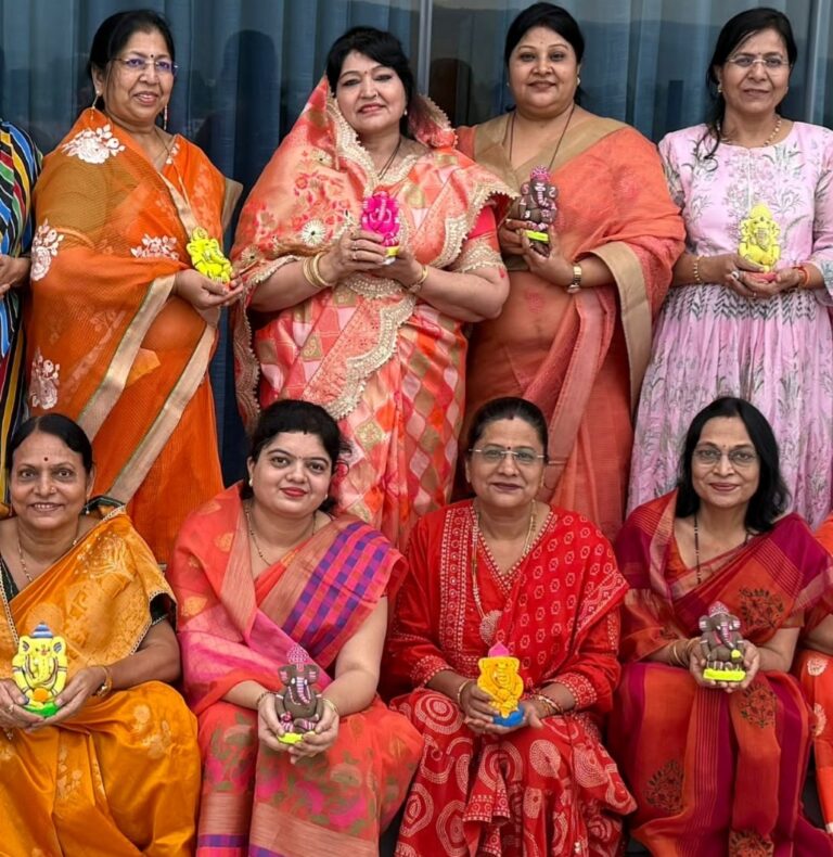 वैश्य महासम्मैलन के सदस्यों ने हाथ में माटी के गणेश लेकर शपथ ली कि हम सब घर पर माटी के गणेश की स्थापना करेगें