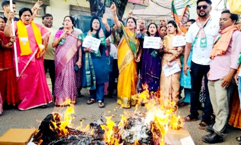लाड़ली बहनों पर विवादित बयान देने पर कांग्रेस नेता राहुल गांधी और जीतू पटवारी का भाजपा ने किया पुतला दहन, सांसद माया नारोलिया ने कहा बौखला गई है कांग्रेस, विधायक सीता शरण शर्मा ने कहा महिलाओं का अपमान करना कांग्रेस की संस्कृति