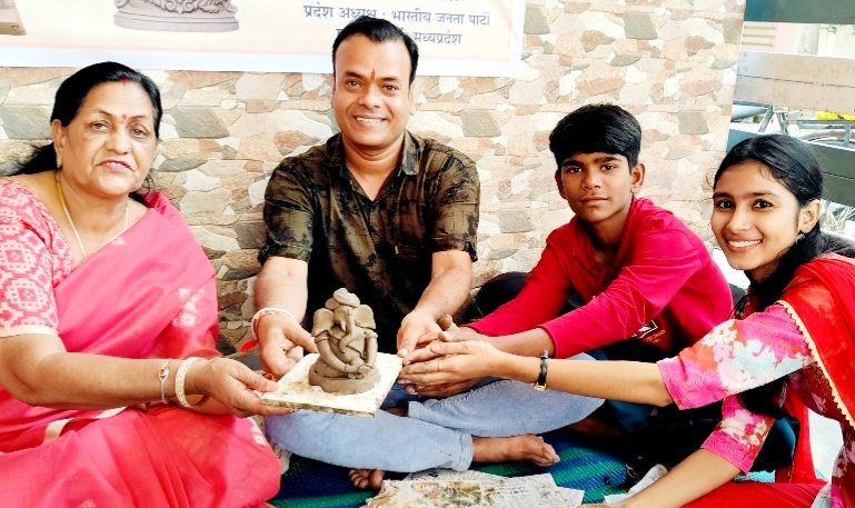 दिव्यांग विद्यार्थियों संग माटी से बनाए गणेश, माया नारोलिया ने दिया प्रकृति संरक्षण का संदेश
