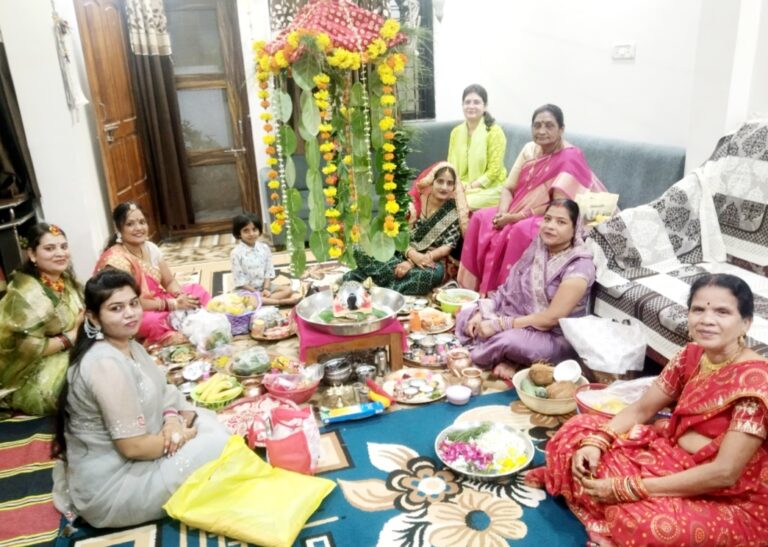 रिवर व्यू कॉलोनी में हरितालिका तीज पर बनाया फुलेरा, हुई शिव पार्वती पूजा, गाए भजन
