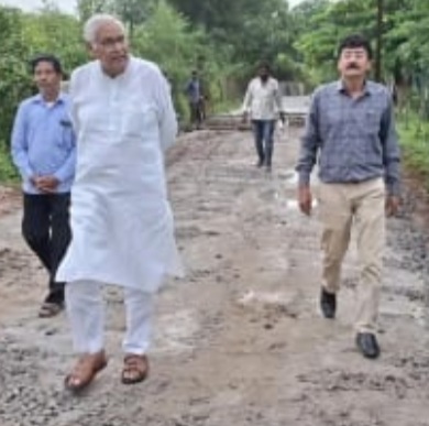 विधायक डॉक्टर शर्मा ने किया निर्माणधीन सड़क का निरीक्षण