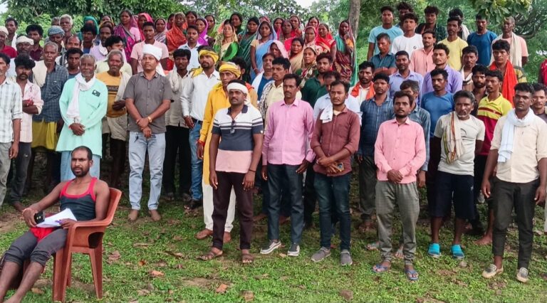 वन विभाग द्वारा अजय लाविस्कार कोरकू को प्रताड़ित करने के विरुद्ध ग्राम सभा आयोजित की गई