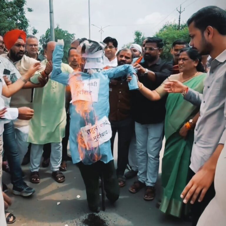 प्रधानमंत्री नरेंद्र मोदी और उनकी दिवंगत माँ पर की गई अशोभनीय टिप्पणी से नाराज भाजयुमो कार्यकर्त्ताओं ने फूंका राहुल गांधी का पुतला , एसपीएम गेट नं 4 पर हुआ जोरदार प्रदर्शन, लोकसभा और राजयसभा सांसद हुए शामिल