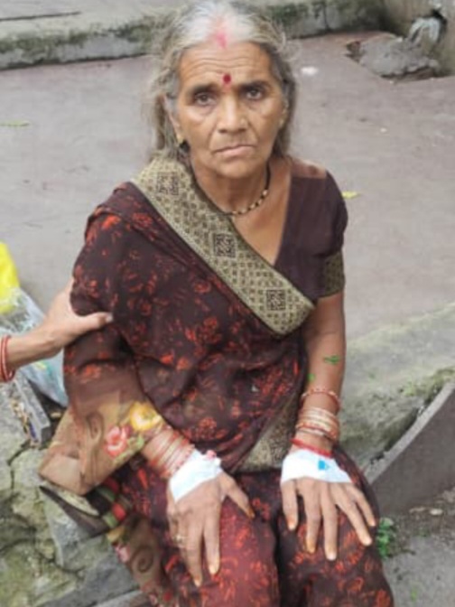 घर में सफाई के दौरान महिला को सर्प ने काटा सर्प का सुरक्षित रेस्क्यू किया महिला का इलाज जिला अस्पताल नर्मदापुरम में जारी