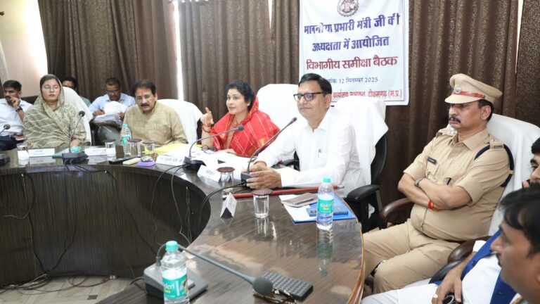 सभी किसानों को आवश्यकता अनुसार खाद समय पर उपलब्ध हो, यह सुनिश्चित किया जाये- प्रभारी मंत्री श्रीमती कृष्णा गौर शासन की योजनाओं,कार्यक्रमों की समीक्षा बैठक हुई अयोजित