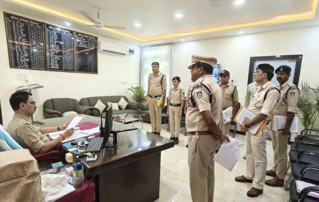एसपी मनोहर सिंह मंडलोई ने पुलिस कर्मचारियों की समस्याएं सुनीं, तत्काल समाधान के दिए निर्देश