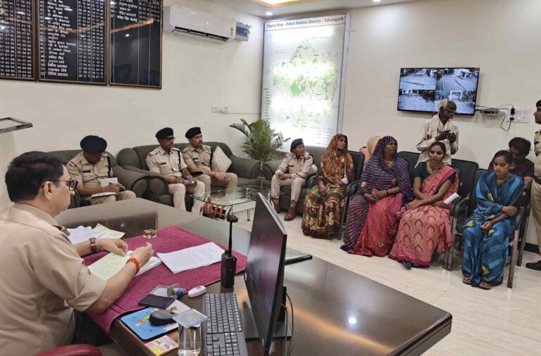 पुलिस अधीक्षक और अतिरिक्त पुलिस अधीक्षक ने सुनीं लोगों की समस्याएं, की जनसुनवाई