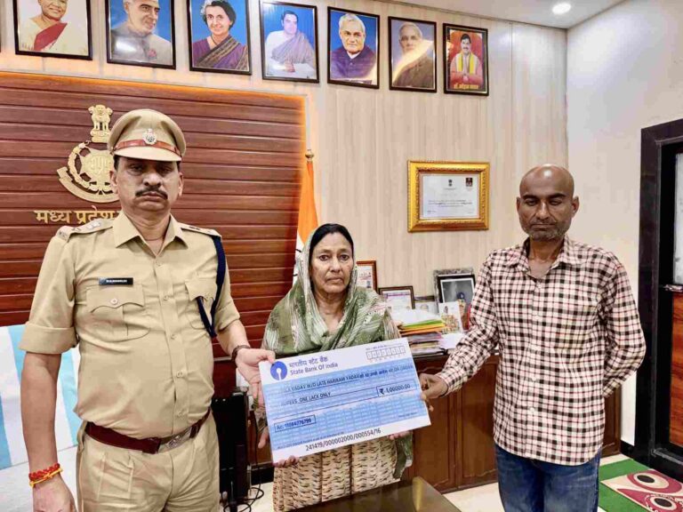 पुलिस परिवार का स्नेहिल संबल :एसपी मनोहर सिंह मंडलोई ने शहीद उपनिरीक्षक की पत्नी को भेंट किया 1 लाख का चेक भावुक हुआ पुलिस महकमा