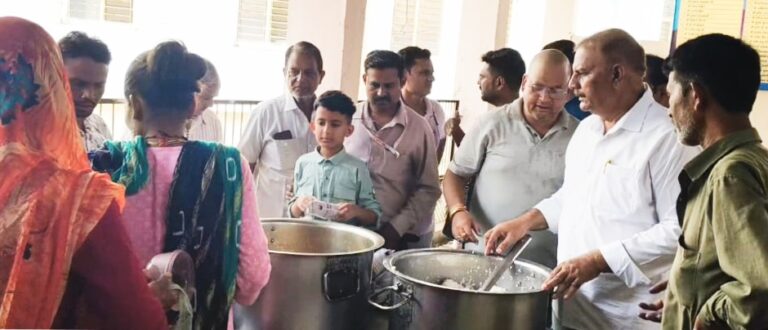 मरहूम अनीस अहमद बाबूजी की तीसरी बरसी पर श्रद्धांजलि सभा आदर्श मानस प्रेरणा समिति परिसर में मरीजों और परिजनों को भोजन वितरण समाजसेवा की मिसाल बने अनीस अहमद की याद में शिक्षा और सहयोग के कार्य जारी
