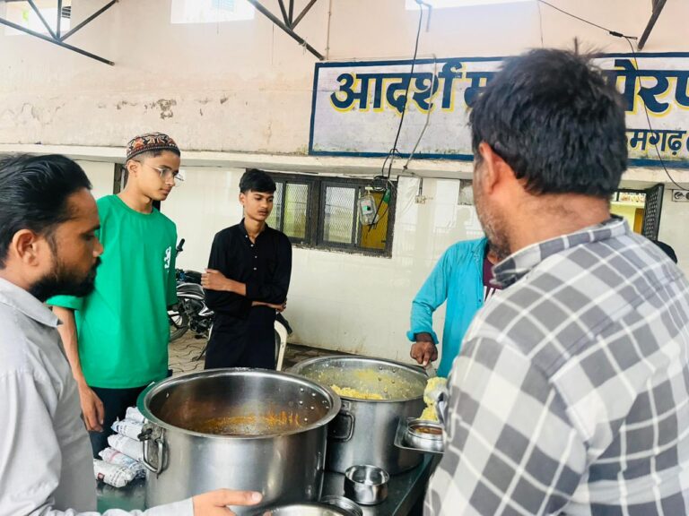 जिला अस्पताल में गरीबों को भोजन करवा कर शिफ्तैन पठान ने मनाया जन्मदिन