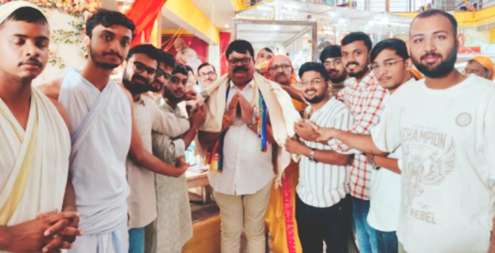 नगर विकास कार्यों से खुश जैन समाज ने नपा अध्यक्ष को शाल-श्रीफल भेंट कर किया सम्मानित