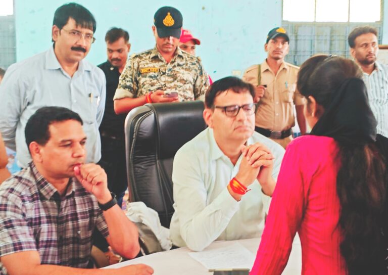 बल्देवगढ़ पहुंचे कलेक्टर विवेक श्रोत्रिय,आमजन से प्राप्त 105 से अधिक आवेदनों पर की सुनवाई अधिकांश शिकायतों का मौके पर ही किया गया निराकरण