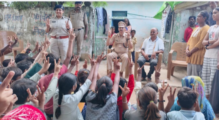 बच्चों की किताबें ही उनका सबसे बड़ा हथियार पुलिस अधीक्षक ने दिया संदेश एसपी मनोहर सिंह मंडलोई ने ग्रामीण बच्चों से किया संवाद