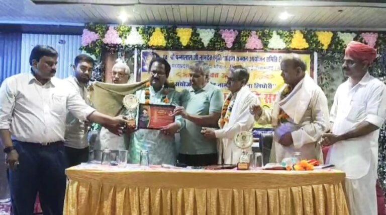 टीकमगढ़ में गूँजा साहित्य का सुर – कवि सम्मेलन व सम्मान समारोह में उमड़ा रस, स्व.पन्नालाल नामदेव स्मृति साहित्य सम्मान-2025 उदयपुर के डाॅ.बनवारी पारीक ‘नवल’ को मिला कवि सम्मेलन में राजस्थान, उ.प्र. और म.प्र. के कवियों ने धूम मचाई