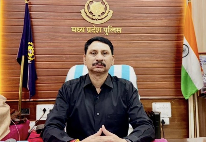 ऑपरेशन सुरक्षा–सतर्कता : टीकमगढ़ पुलिस का 15 दिवसीय अभियान में 900 से अधिक अपराधियों की चेकिंग, रात्रिकालीन गश्त से लेकर सीसीटीवी मोबाइल तक, सुरक्षा के कड़े इंतज़ाम जारी