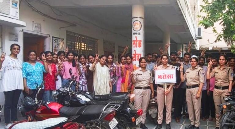 नवरात्रि पर पुलिस का महिला सुरक्षा अभियान छात्राओं को दिया आत्मरक्षा का प्रशिक्षण, हेल्पलाइन नंबर भी बताए गए