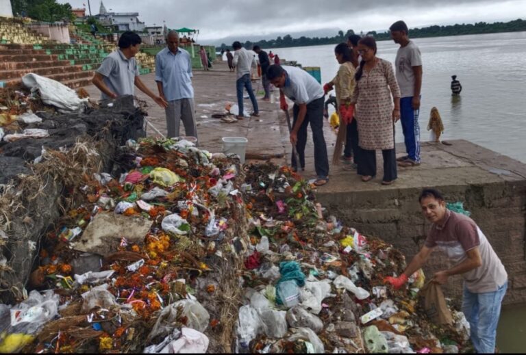 अखिल भारतीय कायस्थ मातृशक्ति ने की चित्रगुप्त घाट पर साफ सफाई डस्टबिन में डाला कचरा, कहा घाटों को रखें स्वच्छ
