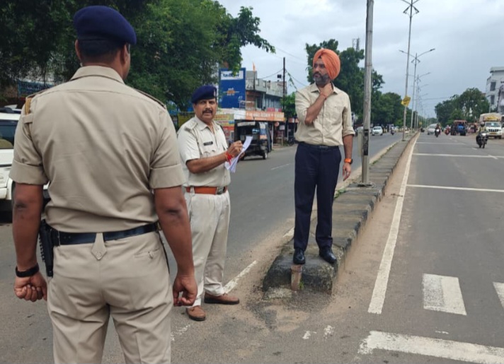 नर्मदापुरम में सड़क दुर्घटनाओं में कमी लाने हेतु पुलिस अधीक्षक सड़क पर उतरे