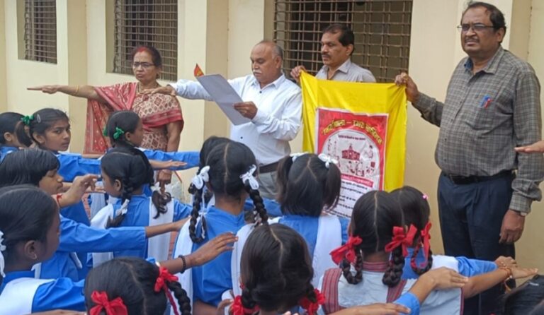 हमारा विद्यालय हमारा स्वाभिमान कार्यक्रम के तहत छात्राओं को शपथ दिलाई गई