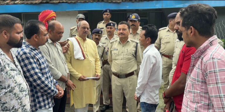 नगर कांग्रेस ने नरेन्द्र रघुवंशी के विरूध्द एफआईआर को निरस्त करने के लिये एसडीओपी को ज्ञापन सौपा