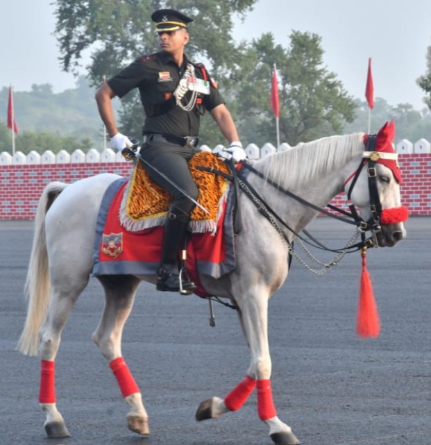 गुजराती बाज खेडावाल समाज के भारतीय सेना में आफिसर लेफ्टिनेंट प्रखर धगट ने देश सेवा की शपथ दिलाई