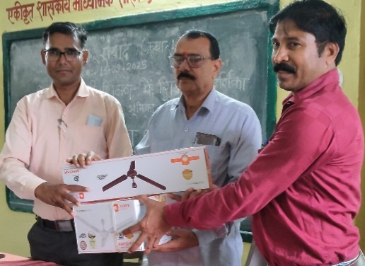 पितृ पक्ष में एक पंखा पितृ के नाम अभियान के अंतर्गत सीलिंग फेन दान किया