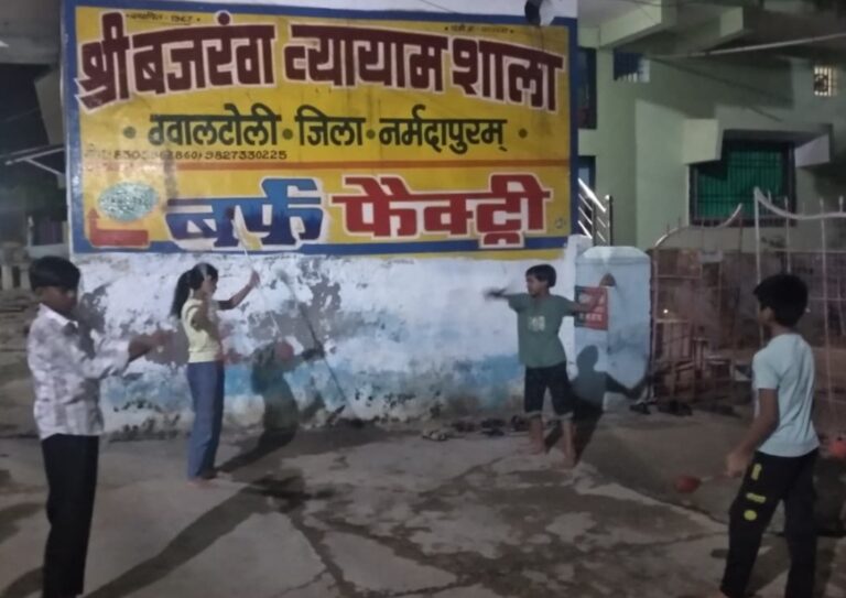 कन्याओं को निःशुल्क अखाड़े में कुश्ती एवं अस्त्र-शस्त्र चलाने का प्रशिक्षण दिया जा रहा है