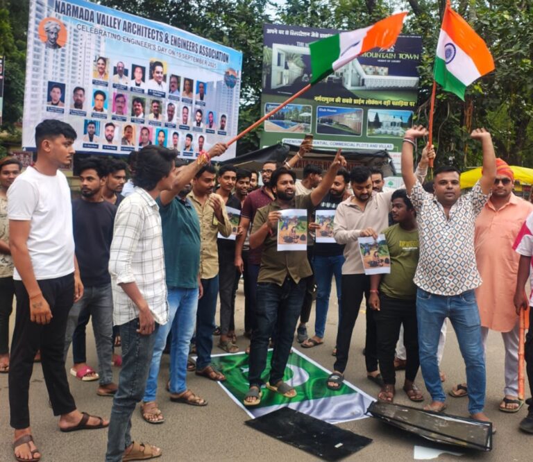 एशिया कप में भारत पाकिस्तान के मैच का नर्मदांचलयूथ क्लब ने किया विरोध प्रदर्शन, टेलीफोन एक्सचेंज चौराहे पर पाकिस्तान के झंडे पर लात रखकर टीवी फोड़ कर किया प्रदर्शन