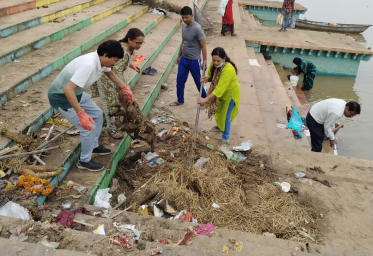 अखिल भारतीय कायस्थ समाज मातृशक्ति ने चित्रगुप्त घाट पर चलाया सफाई अभियान डस्टबिन में डाल कचरा, प्रति रविवार को समाज के लोग घाटों की करते हैं सफाई
