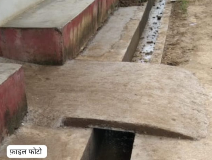 अधूरी नाली बनी मुसीबत, ठेकेदार ने कार्य अधूरा छोड़ा