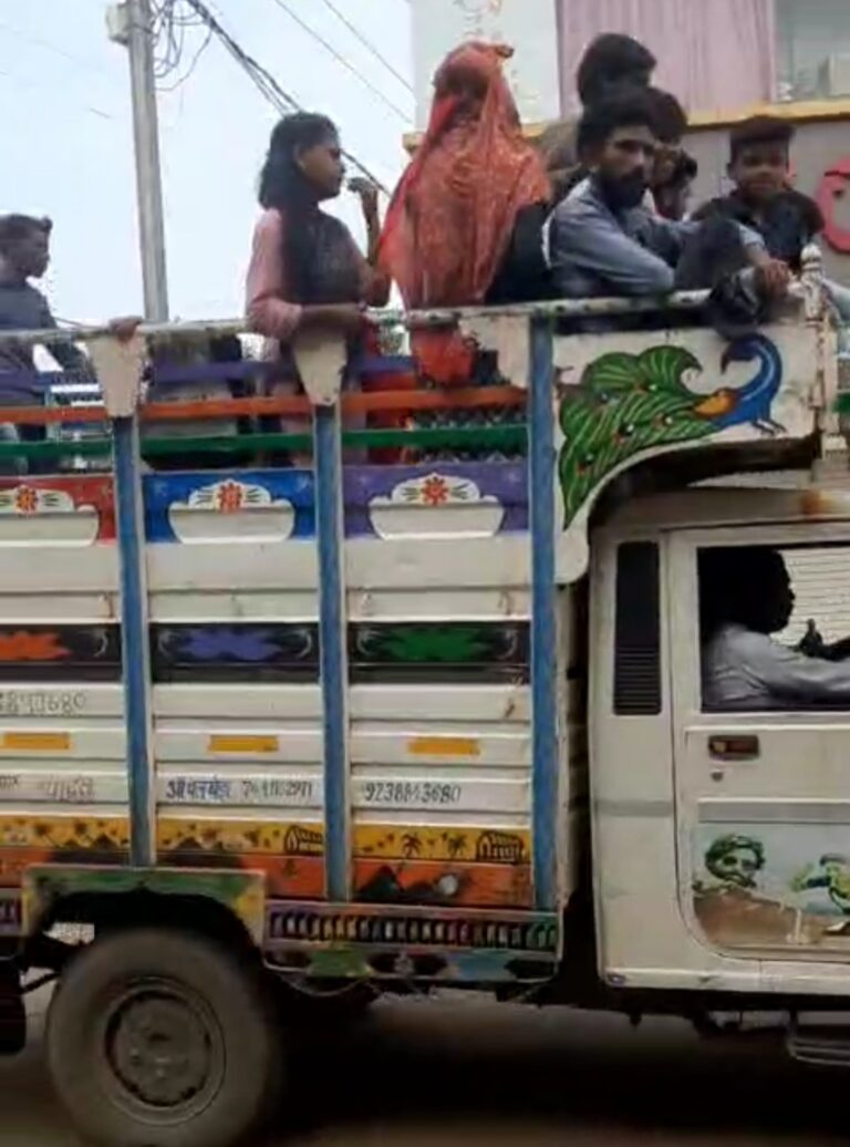 माल वाहक वाहन में ढोई जा रही है सवारी, वाहनों में सवारी ढोने की लगी रहती है होड़, दुर्घटना होने पर किसकी जिम्मेदारी