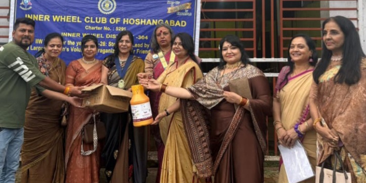 मां नर्मदा गौशाला में इनरब्हील क्लब के द्वारा दुर्घटनाग्रस्त गायों के उपचार हेतु मेडिकल किट प्रदान की