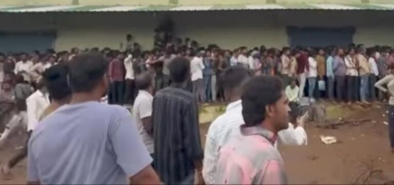 खाद के लिए किसानों की दिन भर कतारें, धक्का-मुक्की में मची अफरा-तफरी, पुलिस तैनात