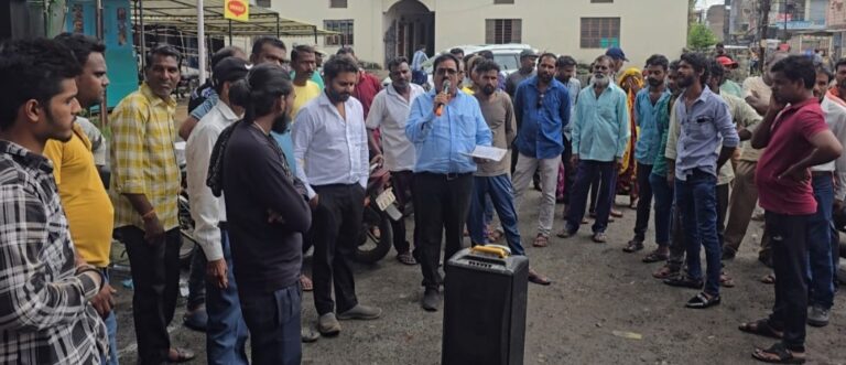 नगर पालिका के सामने मज़दूरों का प्रदर्शन, दिवाली से पहले एरियर्स और कलेक्टर रेट की माँग