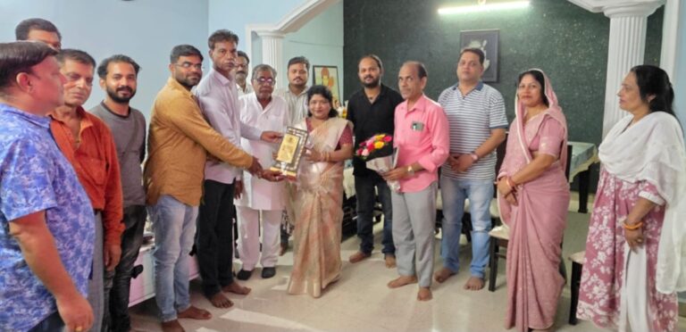 अयोध्यावासी वैश्य समाज की सुषमा गुप्ता को सामाजिक मध्य प्रांतीय सभा द्वारा मंत्री बनाए जाने पर नगर के सामाजिक लोगों ने किया सम्मानित