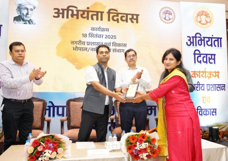 नगरीय प्रशासन विभाग ने नपा की उपयंत्री रीना गुप्ता को किया सम्मानित, नपाध्यक्ष और सीएमओ सहित साथी अधिकारी कर्मचारियों ने दी बधाई