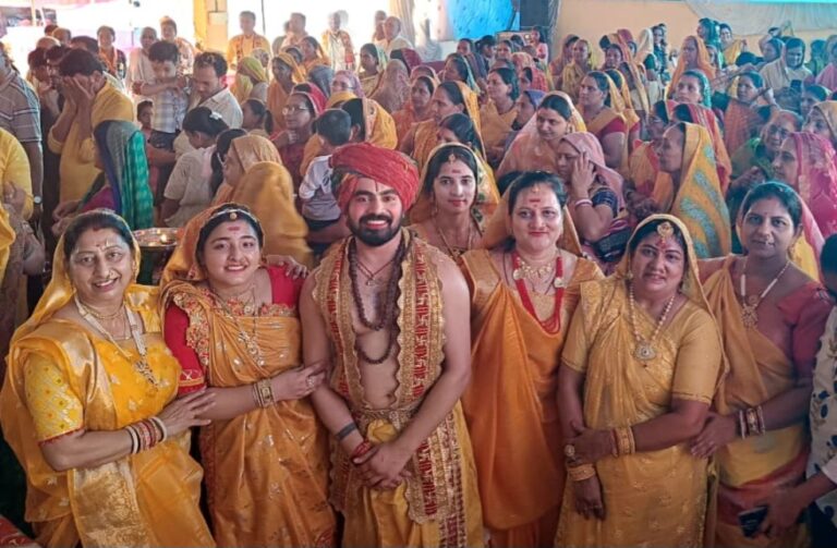 श्रीमद् भागवत कथा का श्रवण कर धर्म लाभ अर्जित कर रहे श्रद्धालु