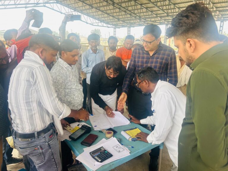 कलेक्टर विवेक श्रोत्रिय ने तहसील टीकमगढ़, बल्देवगढ़, जतारा, बड़ागांव धसान और खरगापुर में खाद वितरण केन्द्रों का किया निरीक्षण टोकन व्यवस्था से किसानों को सुविधाजनक तरीके से खाद वितरण जारी किसानों ने खाद वितरण हेतु जिले में किये गये नवाचार की सराहना की