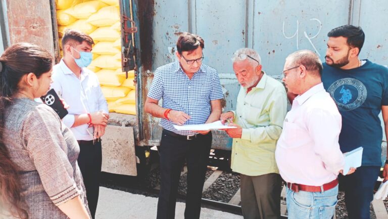 कलेक्टर विवेक श्रोत्रिय ने खाद वितरण व्यवस्था का किया निरीक्षण