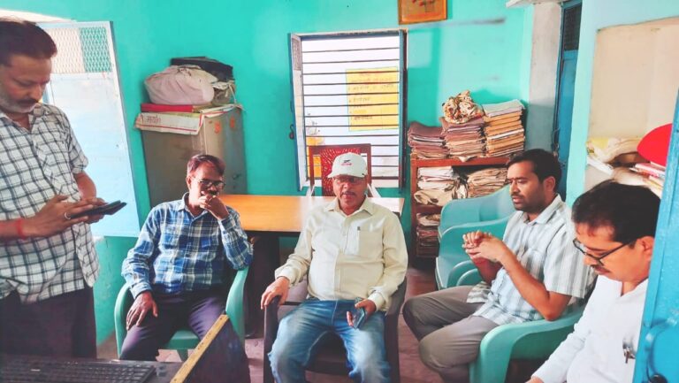 भावांतर भुगतान योजना अपर कलेक्टर ने किसानों के पंजीयन कार्य का किया निरीक्षण